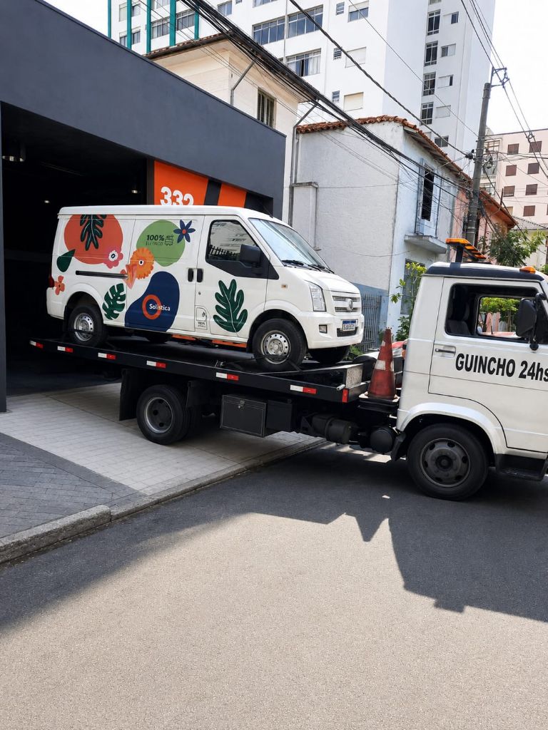 Guincho Castro transportando van em atendimento na Vila Prudente